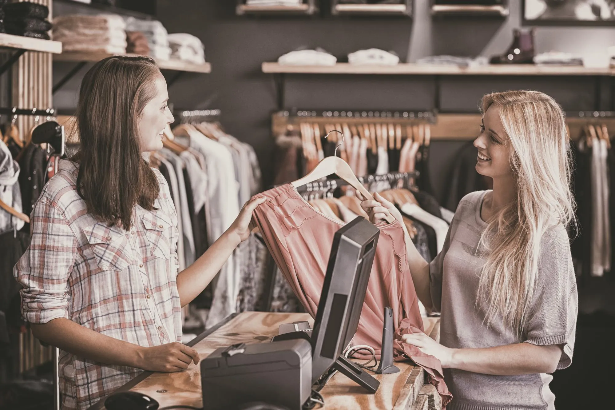 Sales a person. Продавец одежды. Женщина в магазине. Покупатели в магазине одежды. Продавец в магазине одежды.