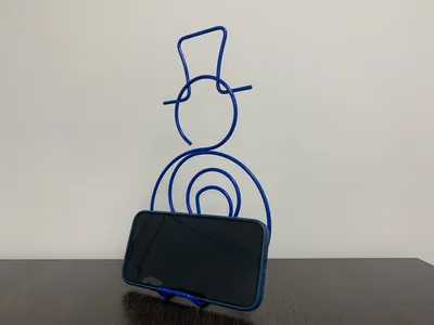 смешной снеговик мультфильма 3d в верхней шляпе держа умный прибор планшета  телефона Иллюстрация штока - иллюстрации насчитывающей сезонно,  изображение: 130662956