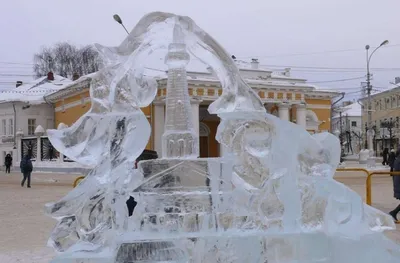 Житель Шимановска создает снежные фигуры к Новому году