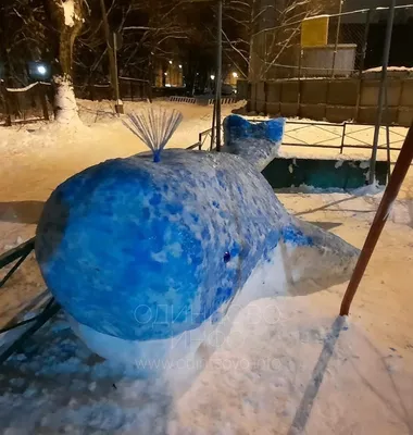 В Новосибирске жители во дворах слепили забавные фигуры из снега, снеговик  с грудью - 19 декабря 2021 - НГС.ру