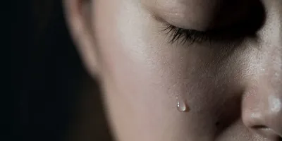 женщина в толстовке со слезами на глазах, грустная эмоциональная картина,  грустный, эмоция фон картинки и Фото для бесплатной загрузки