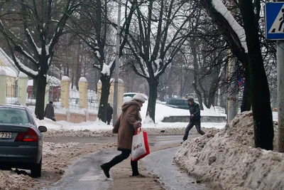 Вертикальный Снимок Улицы В Зимней Среде Покрытой Снегом — стоковые  фотографии и другие картинки Без людей - iStock