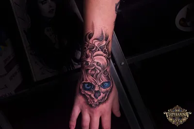 Черно-белая татуировка на руке - Максим Колесников