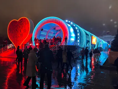 File:Станция метро ВДНХ, Москва - VDNKH metro station, Moscow.jpg -  Wikimedia Commons