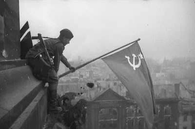 В соцсетях появились кадры со Знаменем Победы над Рейхстагом | Политика |  Аргументы и Факты