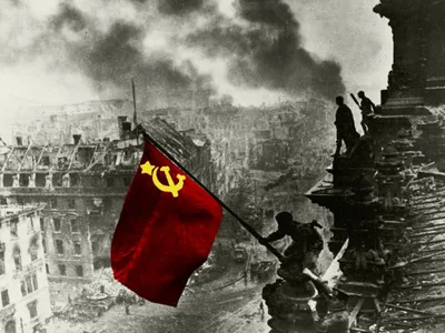 В Екатеринбурге возле Храма-на-крови вывесили знамя Победы | ИА Красная  Весна