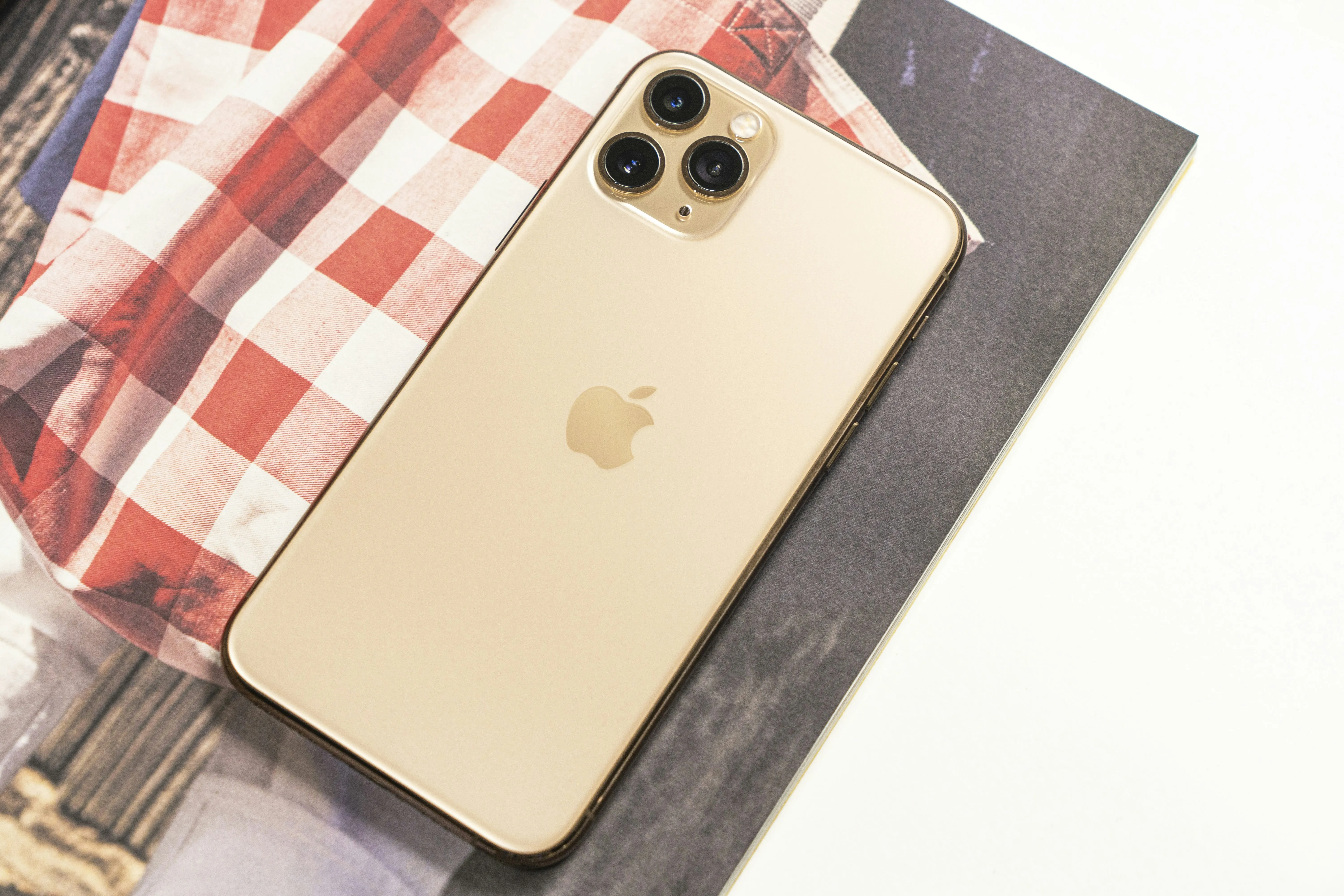 Iphone 15 pro gold. Айфон 11 золотой цвет. Айфон 14 про золотой. Iphone 14 Pro золотистый.