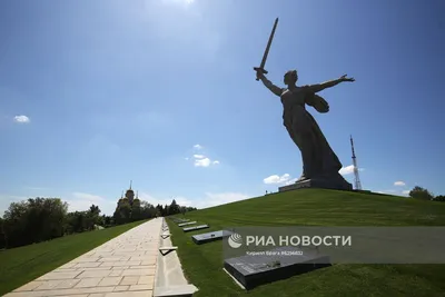 Кто изображен на знаменитом плакате времён Великой Отечественной «Родина-мать  зовет!»: