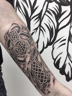 Фото тату рунический компас и кельтский узор сделать в тату салоне в Москве  по низкой цене