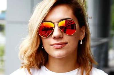 Красивая девушка в солнечных очках на день лета солнечный Стоковое Фото -  изображение насчитывающей красивейшее, персона: 123909570