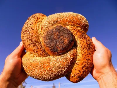 Красивые виды: террористы взорвали 2 хлеба хлеб из муки пшеницы и ржи на  круглой деревянной доске на черном фоне. Порезался Стоковое Изображение -  изображение насчитывающей хрустящий, свеже: 182889311