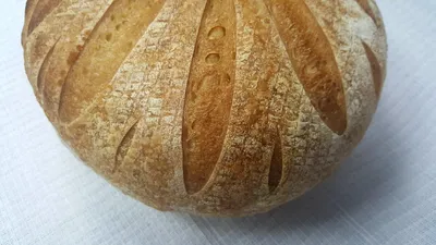 красиво нарезанный хлеб с изюмом на столе Стоковое Изображение -  изображение насчитывающей еда, завтраки: 216151443