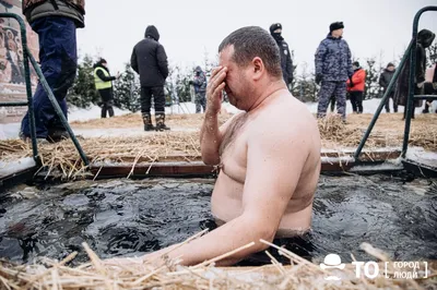 Ледяная йога и лохматая прорубь: публикуем яркие кадры крещенских купаний  со всей страны - 19 января 2018 - 60.ru