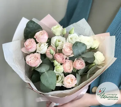 Букет из 25 кустовых роз с эвкалиптом заказать с доставкой в Челябинске -  салон «Дари Цветы»