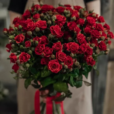 Белые кустовые розы в бежевой упаковке - Доставкой цветов в Москве! 123513  товаров! Цены от 487 руб. Цветы Тут