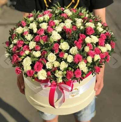 Розовые кустовые розы в средней черной шляпной коробке купить с доставкой в  Москве | Заказать букет цветов недорого