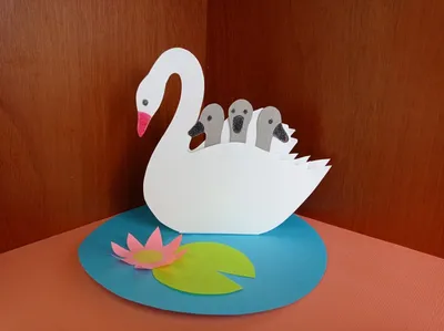 Лебедь 🦢 мама-лебедь везет на …» — создано в Шедевруме