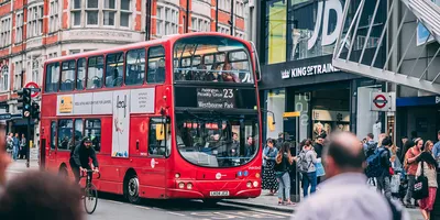 лондонский автобус и чёрное такси Редакционное Стоковое Фото - изображение  насчитывающей королевско, европа: 234877728