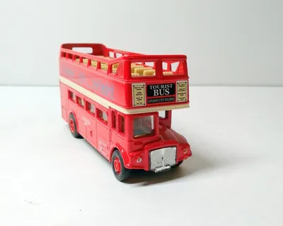 Красный английский двухэтажный автобус в лондоне on Craiyon
