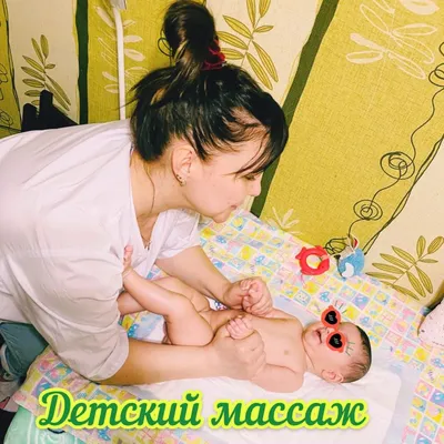 Мать Делает Baby Массаж С Счастливый Новорожденных На Белой Кровати —  стоковые фотографии и другие картинки Массажировать - iStock