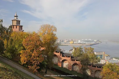 Файл:Нижегородский кремль - стена между Часовой и Ивановской башнями.jpg —  Википедия