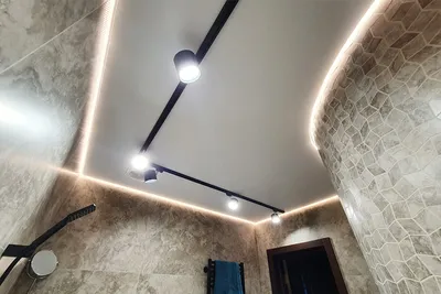 Парящий бесщелевой натяжной потолок в спальне, с подсветкой
