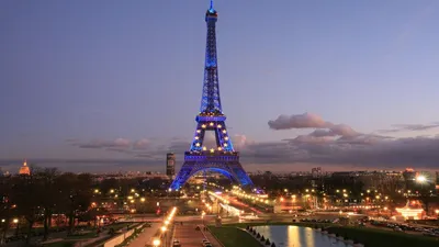 Обои на рабочий стол Eiffel Tower / Эйфелева башня с подсветкой в ночном  Париже / Paris, Франция / France, фотограф Selaru Ovidiu, обои для рабочего  стола, скачать обои, обои бесплатно