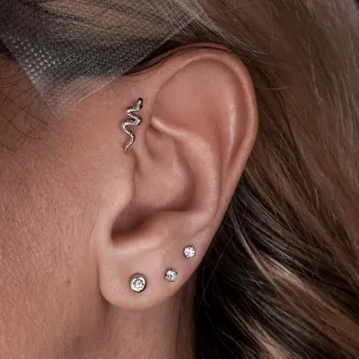 Ear piercing, cartilage piercings, Пирсинг ушей, прокол хряща, прокол уха,  идеи для пирсинга, кольцо в ухо, колечко в х… | Пирсинг, Идеи для пирсинга,  Пирсинг хряща