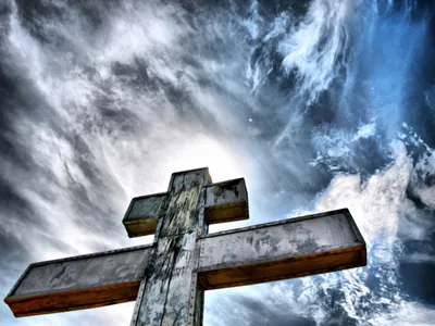 Религиозный крест уходящий в небо - обои на рабочий стол