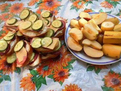 Канапе с сыровяленой колбасой, сыром и маслинами — рецепт с фото пошагово