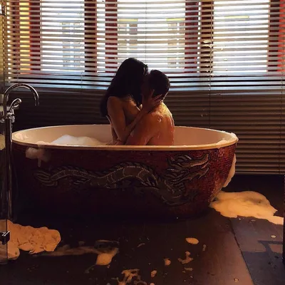 пара в ванной в ванне ночью с рождественскими огнями мужчина и женщина  среднего возраста, романтическая ночь в ванной Стоковое Фото - изображение  насчитывающей счастливо, насладитесь: 238042212