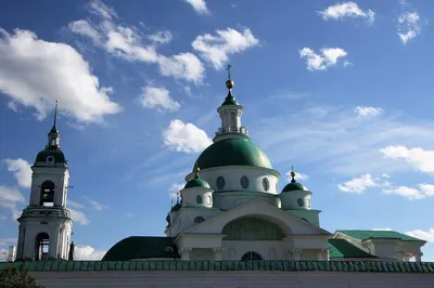 Успенский Собор И Церковь Воскресения Христова В Ростовском Кремле. Древний  Город Ростов Великий Является Туристическим Центром Золотого Кольца России.  Фотография, картинки, изображения и сток-фотография без роялти. Image  21150105