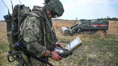 Посетители Показать Попробуйте На Сапер Костюм — стоковые фотографии и  другие картинки Армейский шлем - Армейский шлем, Армия, Безопасность -  iStock