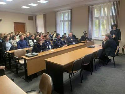 https://icehockey.kz/ru/news/pered-startom-pley-off-pro-hokei-ligasy-proshel-seminar-dlya-sudey/