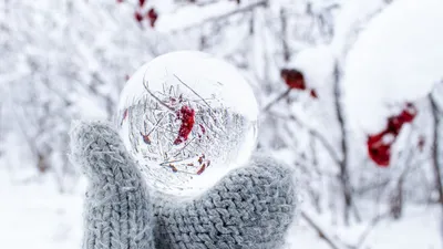 Обои шар, снег, варежки, белый, зима картинки на рабочий стол, фото скачать  бесплатно