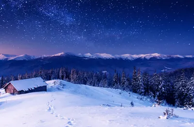 Обои звездное небо, зима, лес, горы, ночь, домик, снег на рабочий стол