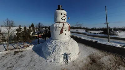 30-foot-tall snowman made by Buffalo, Minn. family becomes neighborhood  attraction