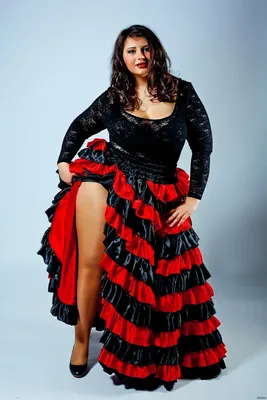 красный цвет красивейшей девушки платья цыганский Стоковое Фото -  изображение насчитывающей глаз, платье: 25375106