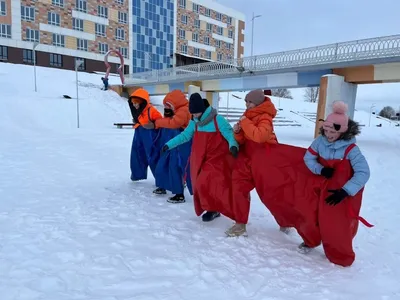 Ашан - Веселые зимние игры с детьми на свежем воздухе😉 Не сидите дома в  эти праздничные дни, отправляйтесь гулять и веселиться! 1) Катайтесь на  снежных горках. Здесь инструкции не нужны: главное, найти