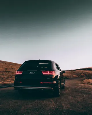 Автомобиль Audi Q7 на обоях для Windows: бесплатно