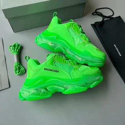 Обои Balenciaga triple s на телефон: Различные форматы скачивания