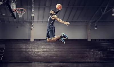 [40+] Баскетболист в прыжке с мячом обои