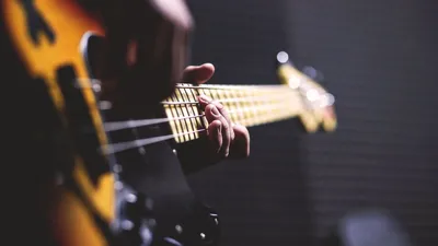 Bass в форматах JPG и PNG: бесплатные обои для скачивания