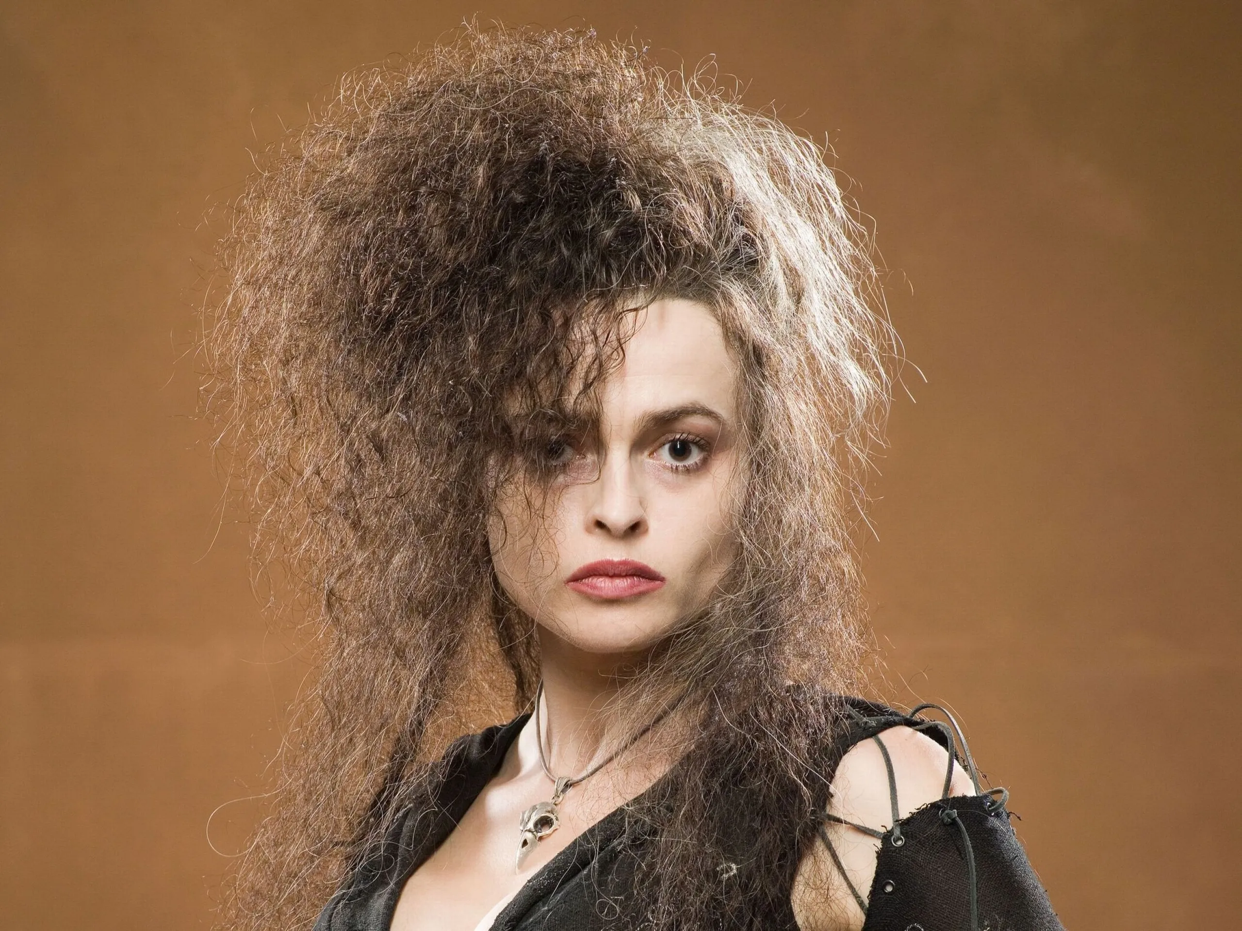 Bellatrix lestrange. Хелена Бонэм Картер Беллатриса Лестрейндж. Хелена Бонем Картер бел. Гарри Поттер Беллатриса. Хелена Бонем Картер Гарри Поттер.