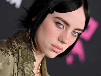 Скачать бесплатно: Обои для телефона Billie Eilish в формате JPG