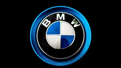 Фон с BMW значком: скачай обои на телефон бесплатно.