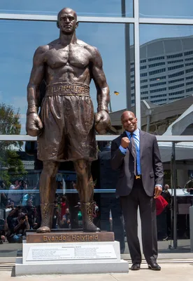 Статуя Эвандера Холифилда открыта возле State Farm Arena в Атланте