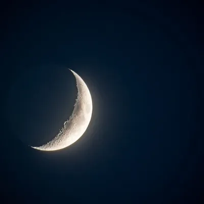 Луна в ночном облаке - фото обои на телефон и ПК