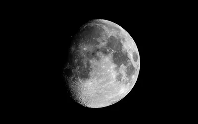 Луна в ночном небе - обои для рабочего стола