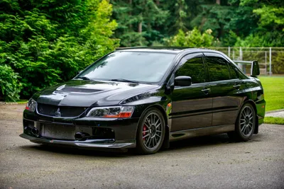 Впечатляющие обои на iPhone: Mitsubishi Lancer Evolution 9 в png формате